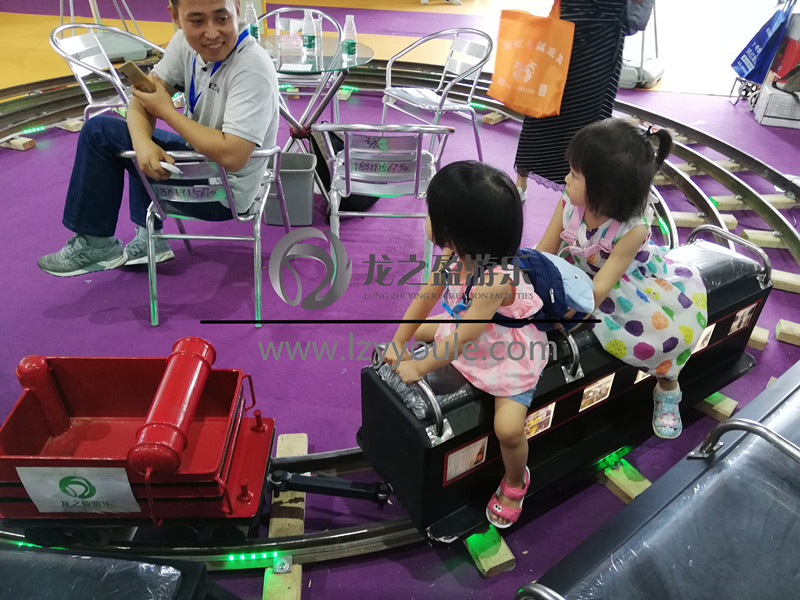 軌道小火車(chē)展銷(xiāo)會(huì )